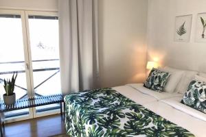 万塔Casa Verde nearby Helsinki airport的一间卧室设有一张床和一个大窗户