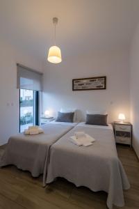 阿里法纳海滩Biscuttela Vicentina的一间卧室配有两张带毛巾的床