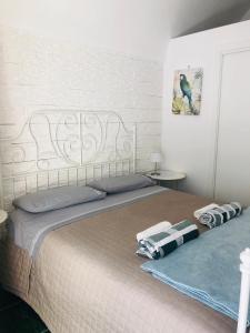 滨海波利尼亚诺ZI' MARI' - Via Roma的一间卧室配有一张带两个枕头的床