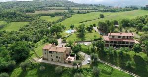 塞吉阿诺Vitabella Toscana的山丘上房屋的空中景致