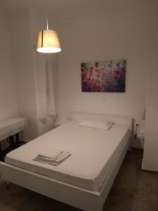 巴特斯欧AMARYLLIS的白色床罩的房间里的一个床位