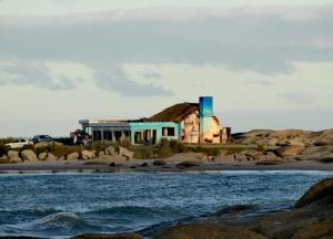 德尔迪阿布罗角Cabañas Kundalini Punta del Diablo的海滩上的建筑