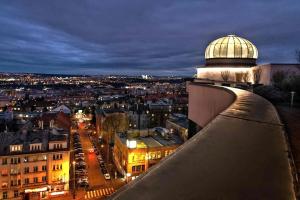 布拉格Don Giovanni Hotel Prague - Great Hotels of The World的建筑在晚上可欣赏到城市美景