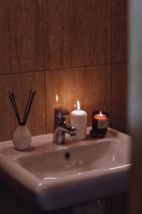 库多瓦-兹德鲁伊Domki u Basi的浴室水槽上方有两根蜡烛
