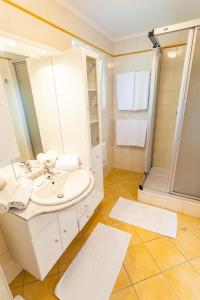 法克湖克恩顿州鲍姆加特纳公寓的一间带水槽和淋浴的浴室