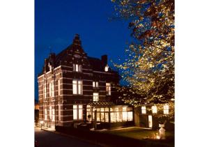 通厄伦Boutique Hotel Huys van Steyns的一座晚上点亮的建筑,灯火通明