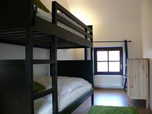 拉马拉维斯乡间渡假屋酒店客房内的一张或多张双层床