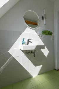 格拉尔-米里茨Ferienwohnung BROMBEERE mit großem Garten und Balkon的白色的浴室设有水槽和镜子
