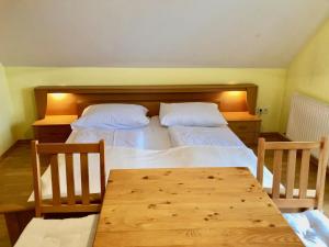加姆利茨Weingut - Ferienhaus Sonja Rohrbacher的一间卧室设有两张床和一张木桌