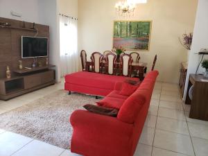 伊瓜苏Angel Family Houses的客厅配有红色沙发和电视