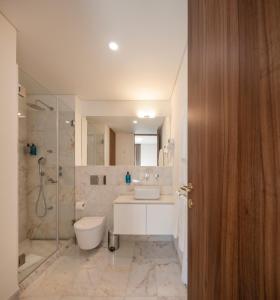 里斯本里斯本服务式公寓的浴室配有卫生间、盥洗盆和淋浴。