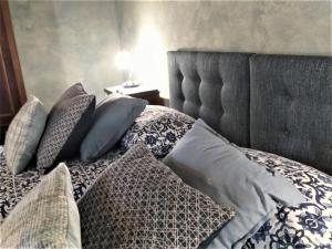 DivšićiStancija Negričani的一间卧室配有带枕头的床