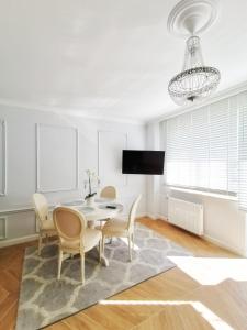 索波特Apartaments Karlikowska Lux 2的一间带桌椅的用餐室
