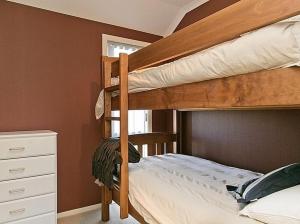 陶波Lochaber Lodge - Acacia Bay Holiday Home的一间带两张双层床和梳妆台的卧室