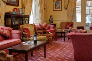 Lamphey贝斯维斯特兰菲苑酒店的带沙发、椅子和桌子的客厅