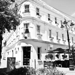 墨尔本米多百乐酒店的建筑物的黑白照片