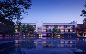 嘉善西塘良壤酒店的一座建筑前面设有游泳池