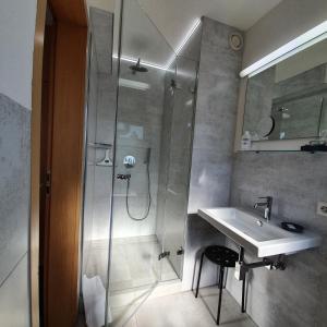 伯布林根BB城市酒店的一间带水槽和淋浴的浴室