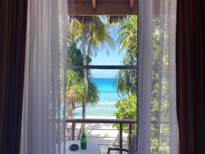 迪古拉阿提里马尔代夫海滩酒店的享有海滩景致的窗户。