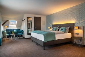 吕贝克the niu Rig的酒店客房设有一张大床和一间浴室。