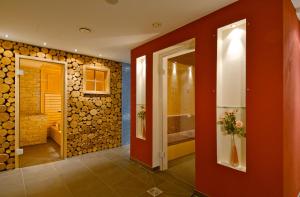 加尔米施-帕滕基兴帕特基赫奈尔雷德尔酒店的走廊上设有带步入式淋浴间的浴室
