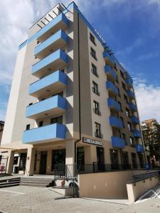 克卢日-纳波卡TCI Apartments的建筑的侧面设有蓝色阳台