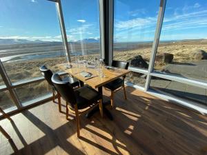 HofstaðirHofsstadir - Country Hotel的一张桌子,位于带大窗户的房间里