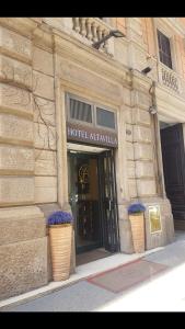 罗马阿尔塔维拉酒店的大楼前带两个花盆的酒店入口