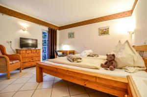 埃尔肯罗特兰德霍斯克鲁巴酒店的卧室床上的泰迪熊