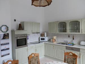 布兰肯堡Ferienwohnung Fedler的厨房配有白色橱柜和白色家电