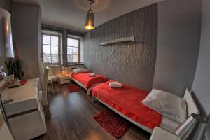 大波兰地区奥斯特鲁夫Polonia的一间卧室,卧室内设有一张红色的大床