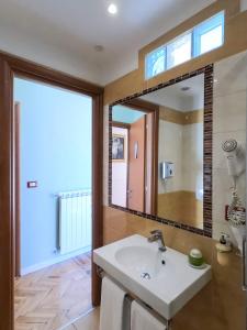 佛罗伦萨鲁比诺住宿加早餐旅馆的一间带水槽和大镜子的浴室
