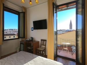 佛罗伦萨鲁比诺住宿加早餐旅馆的一间卧室设有一张床和一个美景阳台