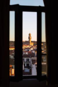 佛罗伦萨鲁比诺住宿加早餐旅馆的从窗户可欣赏到城市美景