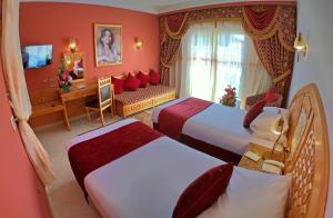 沙姆沙伊赫东方里沃利酒店的酒店客房配有两张床和一张书桌