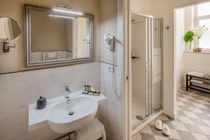 阿拉西奥丽都酒店的一间带水槽和淋浴的浴室