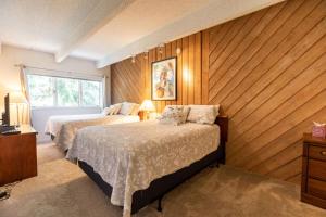 范尔Villa Cortina by Vail Realty的一间卧室设有两张床和窗户。