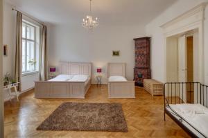 布拉格Kaprova 5 - Old Town Apartments的一间卧室配有两张床和吊灯。