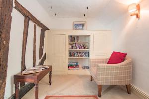 法弗舍姆Walnut Tree Cottage by Bloom Stays的客厅配有椅子和桌子