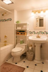 范尔Villa Cortina by Vail Realty的浴室配有白色卫生间和盥洗盆。