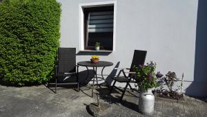 普特布斯Ferienwohnung Putbus的一个带桌椅的庭院和一个窗户。
