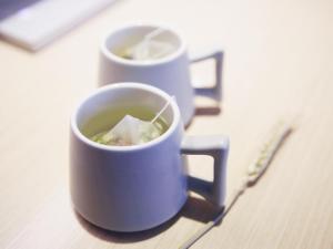 贵阳麗枫酒店·清镇职教城时光贵州店的桌子上坐着两杯蓝茶