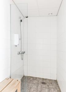 赫尔辛基Sky Hostel Helsinki的浴室设有白色瓷砖淋浴。