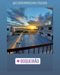 Boqueirão (1)Flor de Mandacaru Pousada的建筑物屋顶上的日落景象