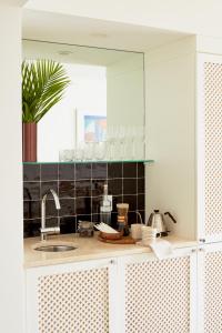 乔治敦Palm Heights的厨房配有水槽和镜子
