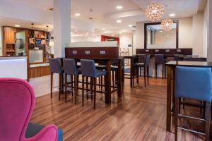 莱斯特Holiday Inn Express Leicester City, an IHG Hotel的厨房以及带桌椅的用餐室。