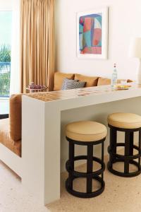 乔治敦Palm Heights的客厅配有一个柜台和两个凳子