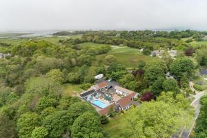 巴恩斯特布尔绵羊狮子酒店的享有带游泳池的房屋的空中景致