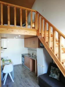 阿布兰特什HOUSE 4U - Cozy Apartment with Mezzanine的一个小房子里一个小厨房,有楼梯