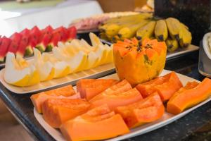 新弗里堡塞拉珠峰酒店 的盘子上水果的展示